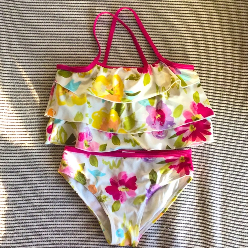 Little girls, floral swimsuit set!